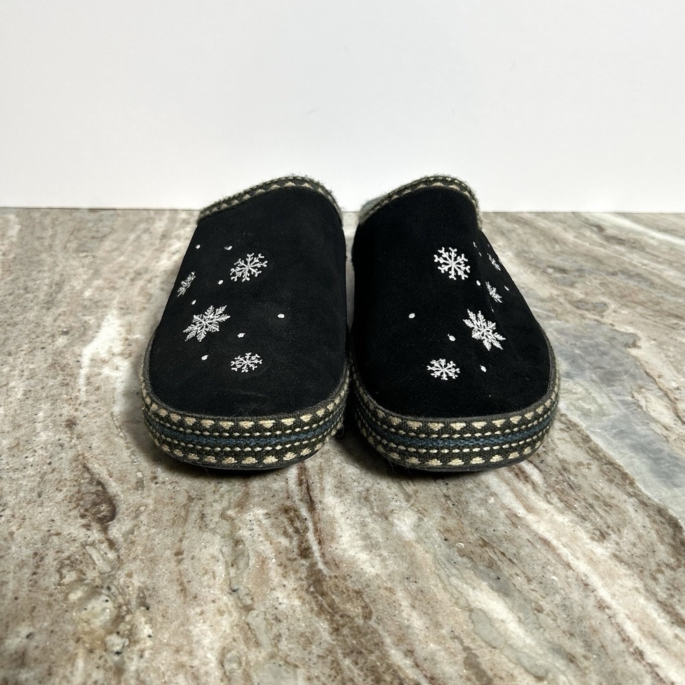 Anywear Womens Black Snowflake Christmas Slippers Size 9 9.5 Slip On Holiday